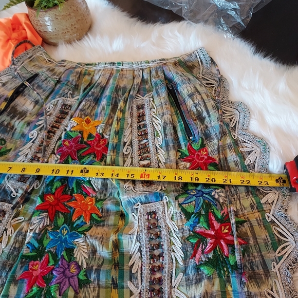 Ladies Designer Apron with Embroidered Detail: Scallop Edging: Zip Pockets. - Picture 15 of 16